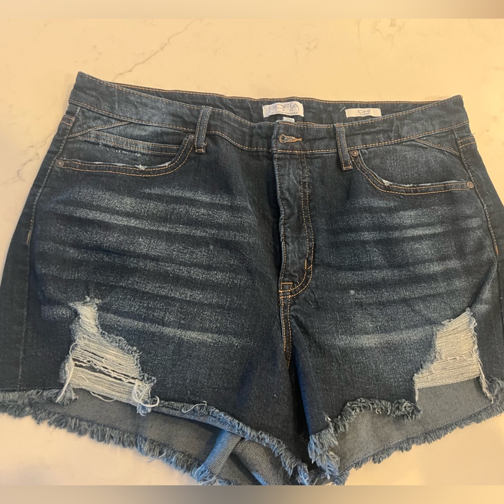 Sofia Vergara Jean shorts. Chi shorts size 14